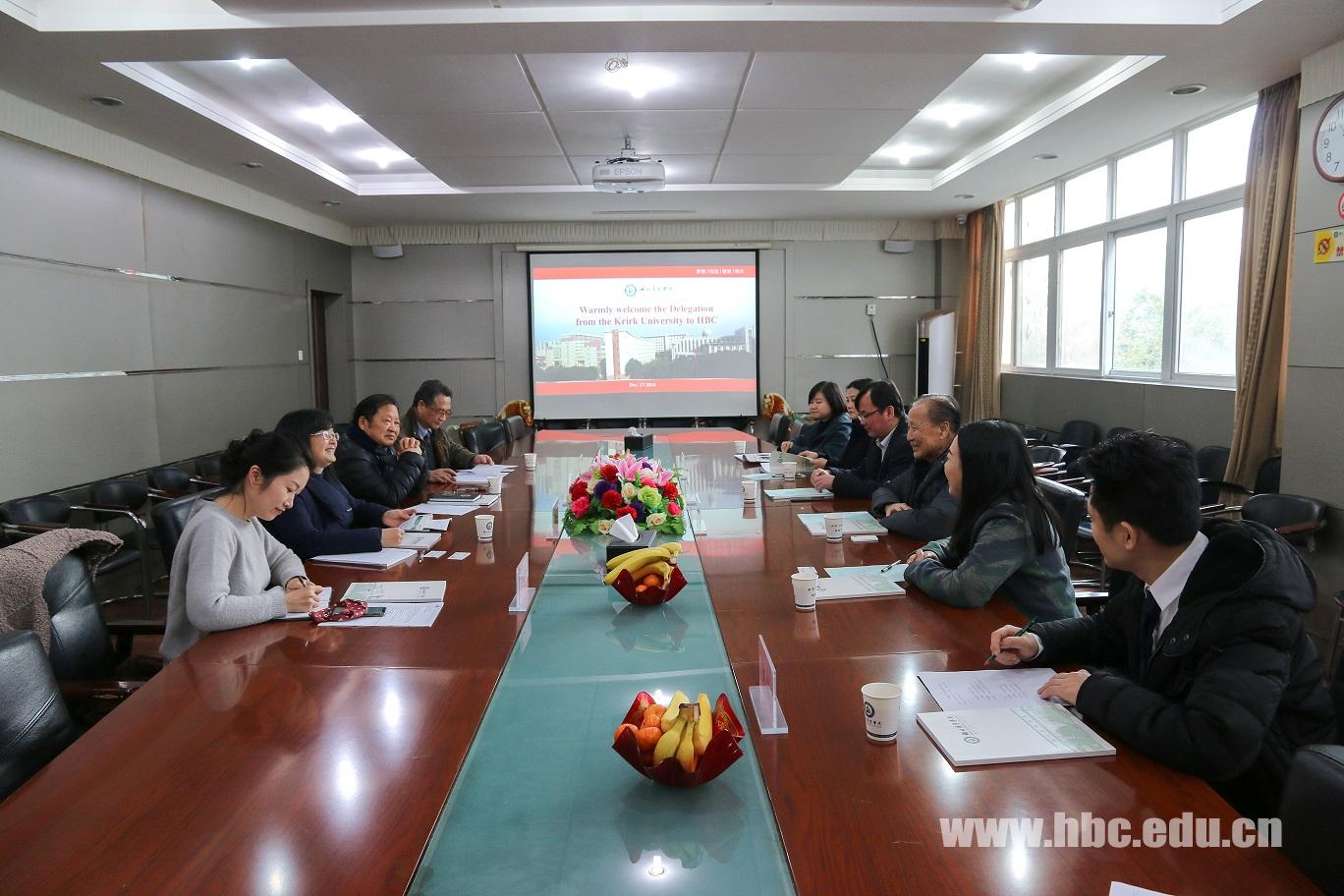 人员陪同抵达行政楼三楼会议室,校长胡柳,副校长夏再兴热情会见了外宾